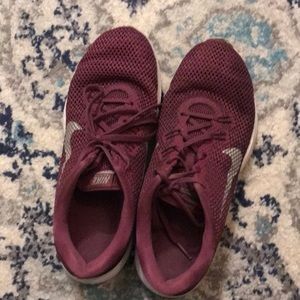 Size 8.5 woman’s Nike flex. Lots of life left.